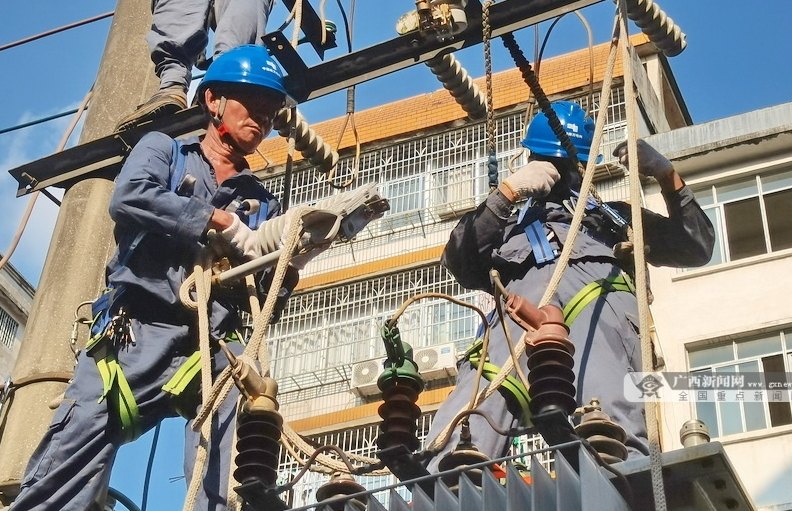 成都电力维保|陆川供电局10kV陆城三线医院角公变抢修工作现场