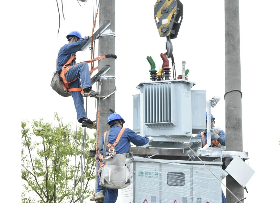 四川首次国网成都双流顺利完成不停电作业法更换柱上变压器？|成都电力运维检修